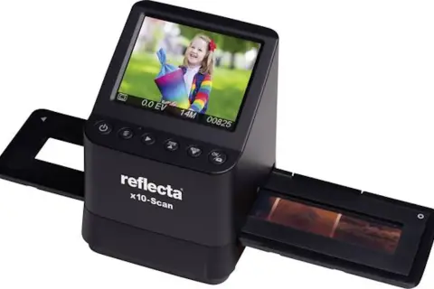 Reflecta x10-Scan för att skanna negativ. En digitaliserare som visar en glad flicka på skärmen.