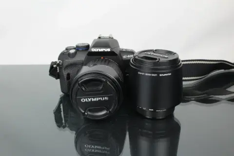 Olympus E-420 med objektiv och motljusskydd. En klassisk kamera redo för nya äventyr.