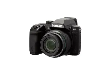 Svart Pentax X5 kamera med zoomobjektiv.