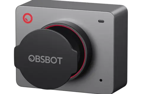 En grå OBSBOT-kamera med objektivskyddet öppet, redo att anslutas till datorn för streaming.