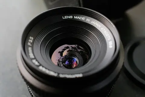Närbild på ett Pentax Spotmatic objektiv, "Lens Made in Japan" syns tydligt.