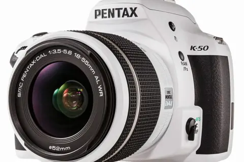 Vit Pentax K-50 med objektivet SMC Pentax-DAL 18-55mm. Perfekt för att fånga dina minnen.