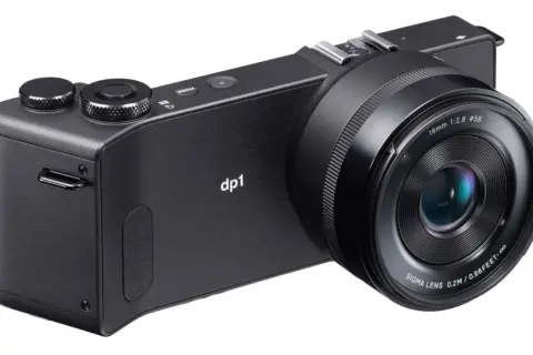 Svart kompaktkamera, sigma dp1, med en vidvinkeloptik och tydliga reglage.