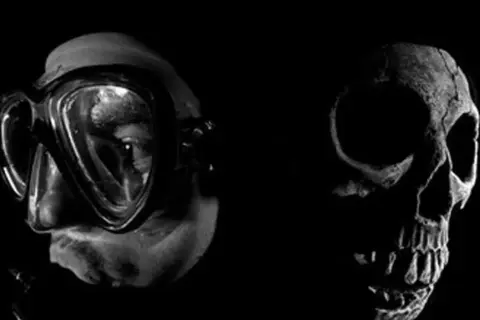 En dykmask och ett kranium, en mörk och suggestiv bild som fångar essensen av sm i fotografi.
