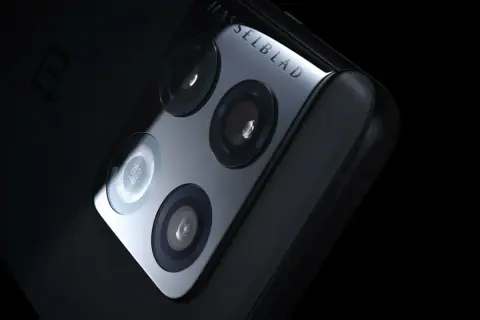 Närbild på OnePlus 10 Pro kameramodul med Hasselblad-logotyp. En detaljerad oneplus 10 pro test visar dess avancerade fototeknik.