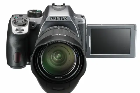 En Pentax K70 systemkamera med objektivet 18-135mm och en vinklingsbar skärm.