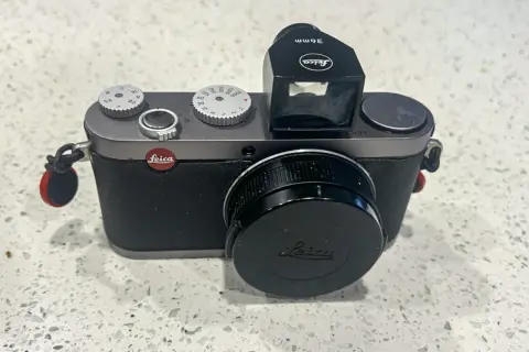En Leica X1 kamera med objektivlock och extern sökare. En klassisk kamera redo för nya fotoupplevelser.