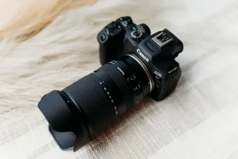 Canon EOS R7 med ett Tamron 18-300mm objektiv. VC står för Vibration Compensation, en funktion som hjälper till att stabilisera bilden.