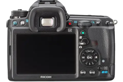Baksidan på en Pentax K3 systemkamera med stor skärm och knappar för inställningar.