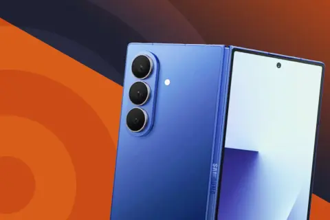 Blå vikbar Samsung S22 med tre kameror. Test av ny teknik.