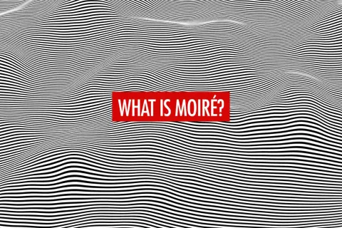 Vågig svartvit bakgrund med texten "WHAT IS MOIRÉ?" i en röd ruta. Mönstret skapar en moaré effekt.