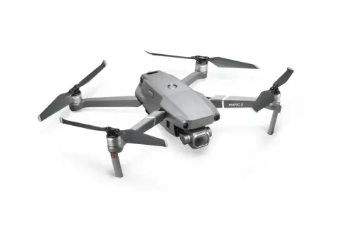 Grå drönare, en DJI Mavic 2 Pro, med utfällda propellrar och Hasselblad-kamera, redo att lyfta.