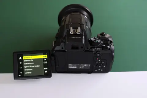 Nikon Coolpix P950 test. Kamerameny med inställningar som bildkvalitet, bildstorlek och vitbalans.
