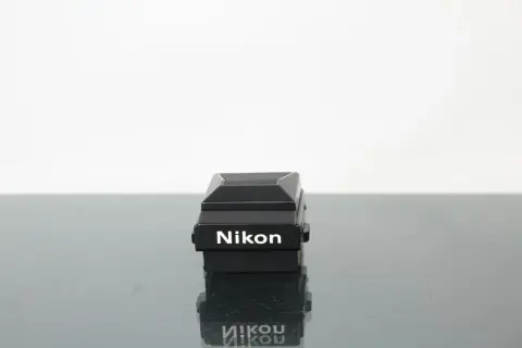 Svart Nikon F3 tillbehör, en klassiker för fotografer.