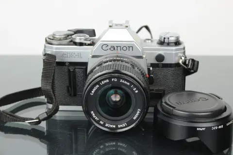 En klassisk Canon AE-1 med ett Canon FD 24mm 1:2.8 objektiv. Perfekt för att fånga minnen.