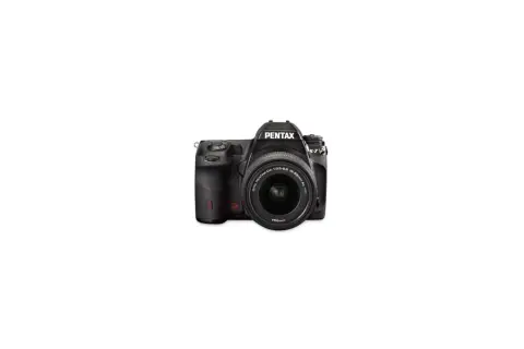 Svart Pentax K7 systemkamera med objektiv.