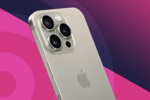En närbild av en silverfärgad iPhone med tre kameror. Den har en elegant design, perfekt för att ta fantastiska bilder med iPhone SE-kameran.