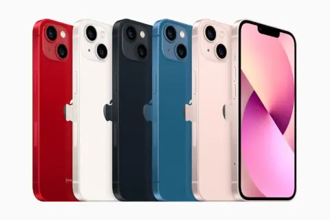 Fem iPhones i olika färger, inklusive röd, vit, mörkblå, blå och rosa. Den främre kameran på iPhone 13 är framträdande.