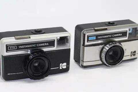 Två Kodak Instamatic-kameror, en 77X och en 177X, redo att fånga minnen med 126 film.