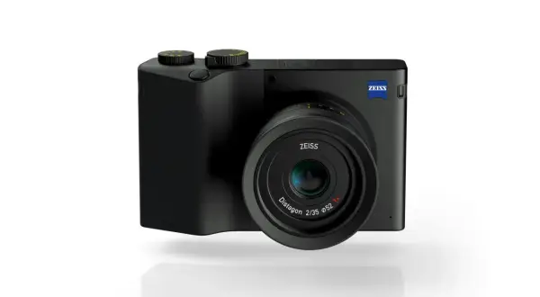 Svart kompaktkamera med ZEISS-logotyp och Distagon-objektiv. En stilren ZEISS ZX1 redo för att fånga dina ögonblick.