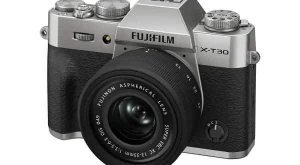 Silver Fujifilm X-T30 med objektiv. Perfekt för att fånga dina minnen med stil.