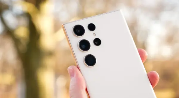 En vit Samsung-telefon med en imponerande kamerauppsättning, redo att fånga dina bästa ögonblick.