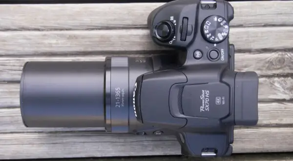 Svart Canon PowerShot SX70 HS kamera med 65x zoom, redo för ett test.
