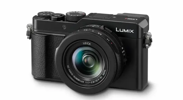 Svart Panasonic LX100 med Leica-objektiv. En kompaktkamera redo för alla dina fotograferingsbehov.