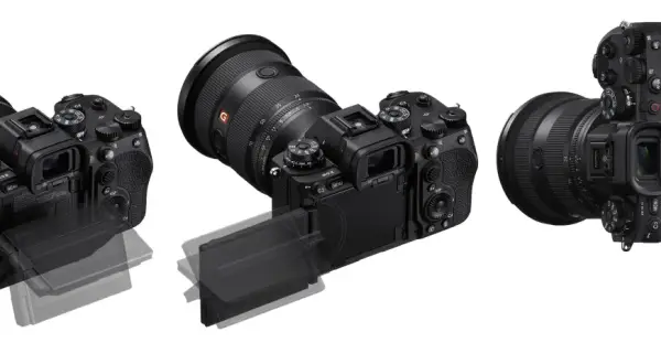 Sony a9 III-kameran tre olika vinklar visar den vinklingsbara skärmen och objektivet.