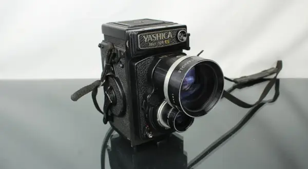 Yashica Mat 124 G med vidvinkelobjektiv. En klassisk mellanformatskamera redo för nya äventyr.