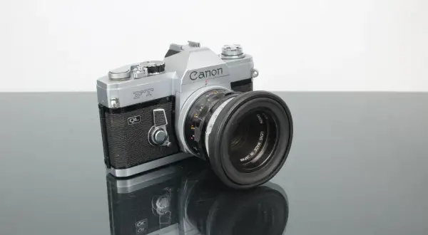Silver Canon F-1 kamera med objektiv. En klassiker för den kräsne fotografen.