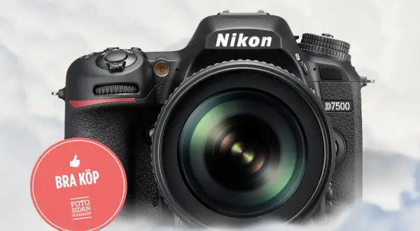 Nikon D7500 test: en professionell systemkamera med stort objektiv, omgiven av moln. "Bra köp" sticker på sidan.
