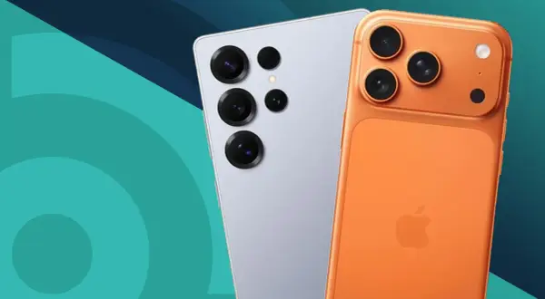 Två moderna telefoner, en ljusgrå med flera kameralinser och en orange med Apple-logga, visar upp sig som bra kameramobiler.