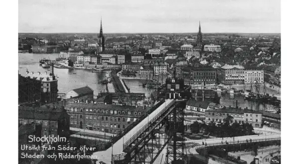 Gamla stockholmsbilder: vy över Södermalm, Riddarholmen och Stadsholmen med broar och fartyg.
