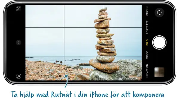 En liggande bild på en iPhone visar en stenhög vid havet. Rutnätet på skärmen hjälper till att komponera bilden.