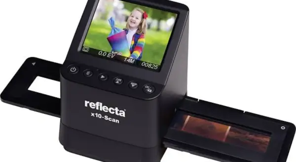 Reflecta x10-Scan för att skanna negativ. En digitaliserare som visar en glad flicka på skärmen.
