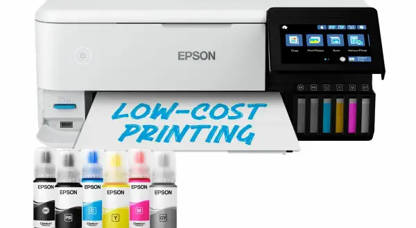 Epson ET-2550 test: En vit skrivare med färgpatroner och texten "LOW-COST PRINTING" utskriven.