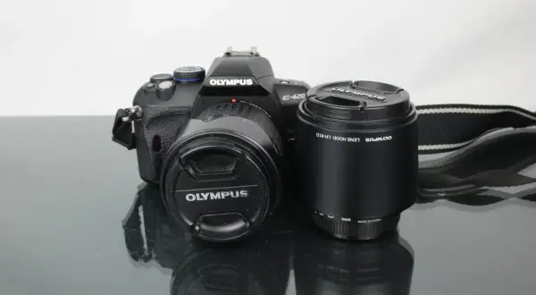 Olympus E-420 med objektiv och motljusskydd. En klassisk kamera redo för nya äventyr.