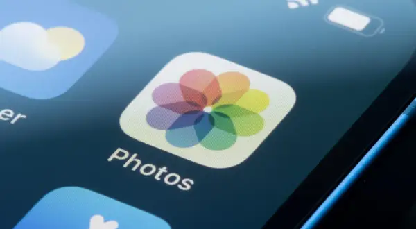 iPhone-skärm med "Photos"-ikonen, perfekt för att redigera bilder.
