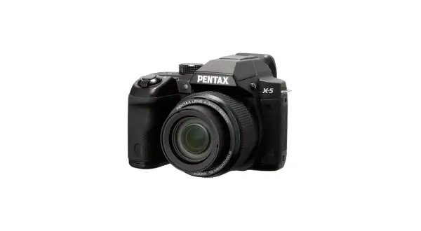 Svart Pentax X5 kamera med zoomobjektiv.