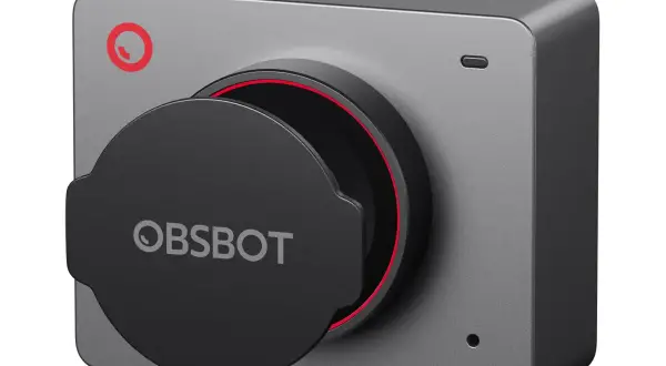 En grå OBSBOT-kamera med objektivskyddet öppet, redo att anslutas till datorn för streaming.