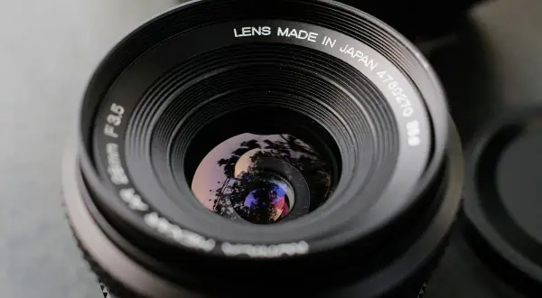 Närbild på ett Pentax Spotmatic objektiv, "Lens Made in Japan" syns tydligt.