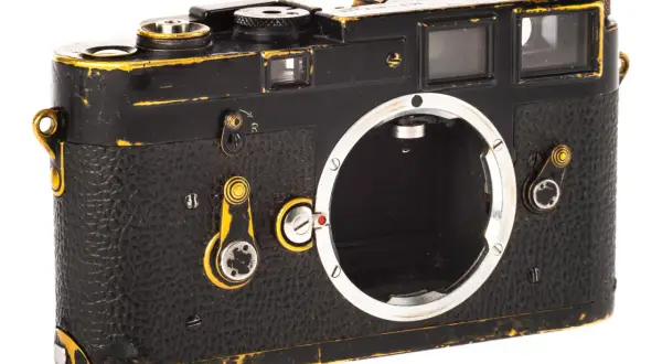 En sliten Leica M3 med guldfärgade detaljer som skvallrar om många fotograferade ögonblick.