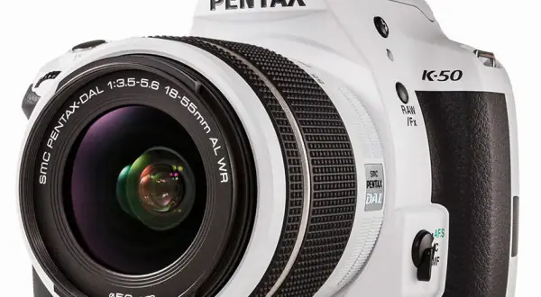 Vit Pentax K-50 med objektivet SMC Pentax-DAL 18-55mm. Perfekt för att fånga dina minnen.