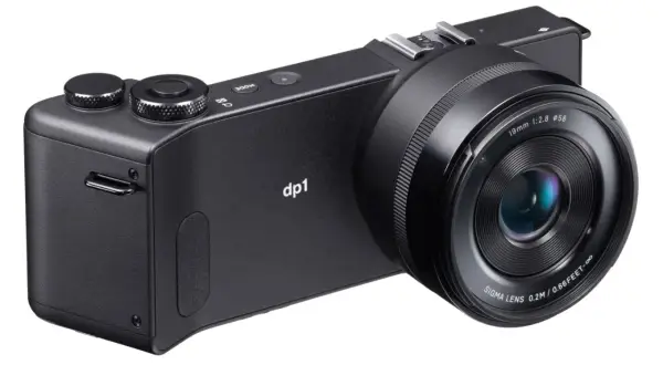 Svart kompaktkamera, sigma dp1, med en vidvinkeloptik och tydliga reglage.