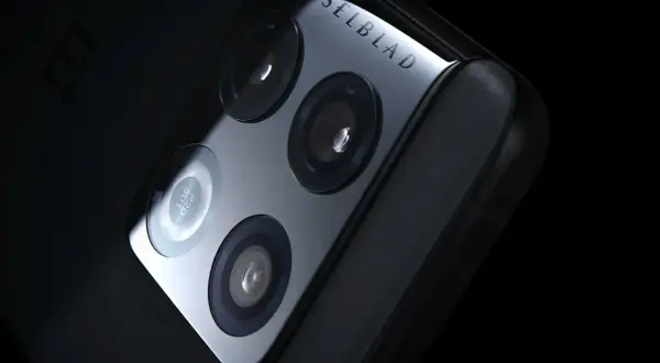 Närbild på OnePlus 10 Pro kameramodul med Hasselblad-logotyp. En detaljerad oneplus 10 pro test visar dess avancerade fototeknik.
