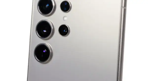 Närbild på baksidan av en silverfärgad telefon med flera kameralinser, en del av samsung s21 kamera-systemet.