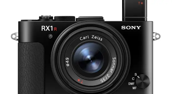 Svart kompaktkamera Sony RX1R med Carl Zeiss Sonnar-objektiv. Perfekt för att fånga ögonblick med hög kvalitet.