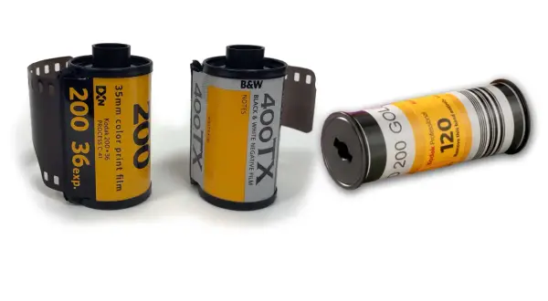 Tre filmrullar: en 35mm färgfilm, en 35mm svartvit film och en 120-film. Dessa visar hur framkallar man bilder från analog film.