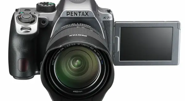 En Pentax K70 systemkamera med objektivet 18-135mm och en vinklingsbar skärm.